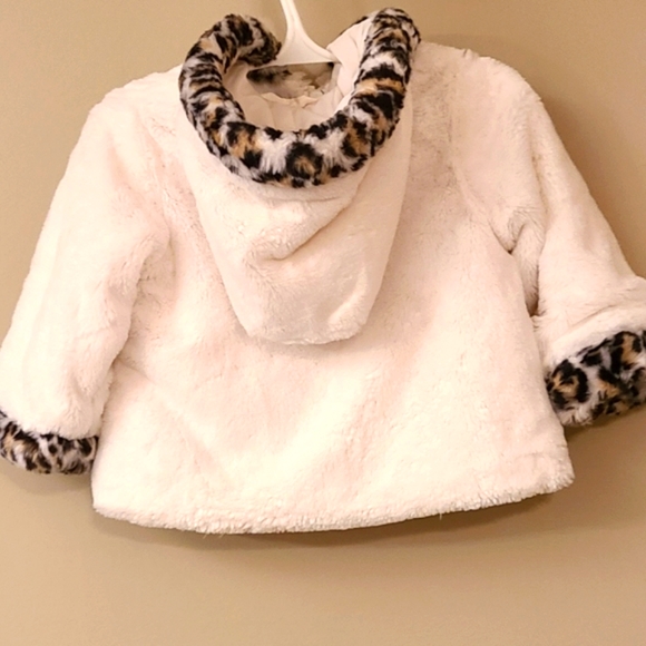 Very soft ivory faux fur hooded coat with  leopard trim - Picture 2 of 5